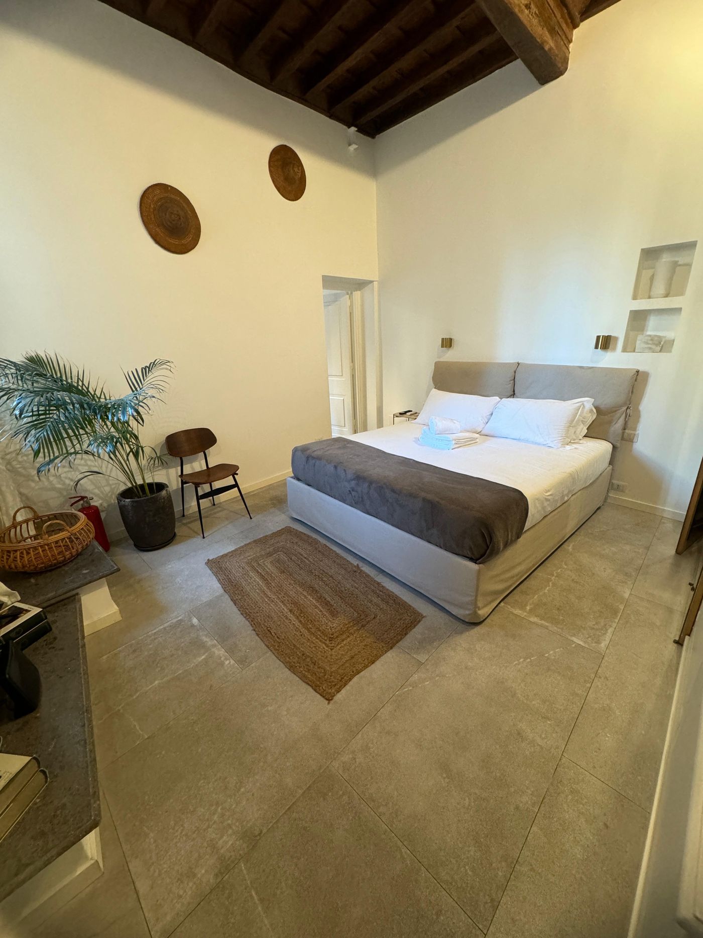 Camera di una casa vacanza pulita e pronta per gli ospiti